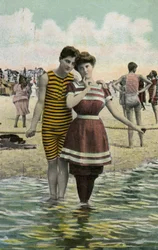 Amoureux à la plage c.1900 (photo teintée à la main)